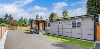 102 1/2 5 Avenue SW, Pacific