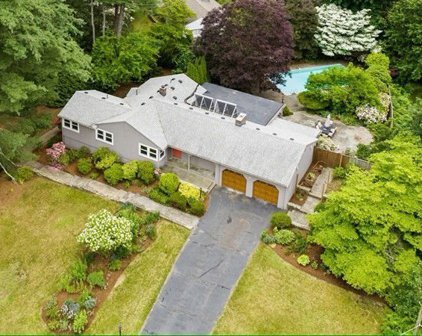 18 Old Farm Rd, Wayland