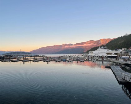 6697 Nelson Avenue Unit 303, West Vancouver