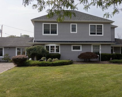 2 Restful Lane, Levittown