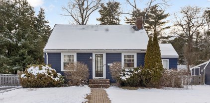 63 Walnut Ct, Stoughton