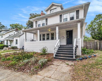 704 Albany, Ferndale