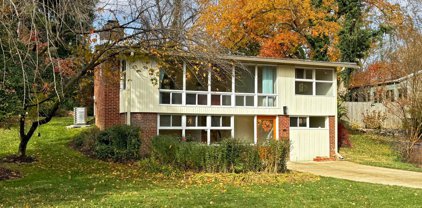 3338 Hemlock Dr, Falls Church