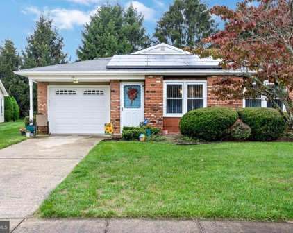 29 Tennis Ct, Brick