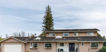 2051 Robinhood LN, Los Altos