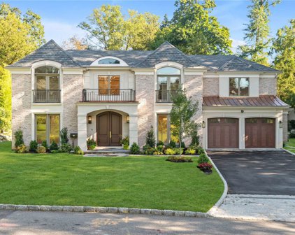 12 Oak Drive, Great Neck Est