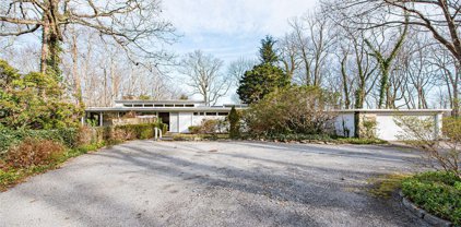 210 Sunset Road, Laurel Hollow