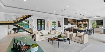 15819 High Knoll Road, Encino