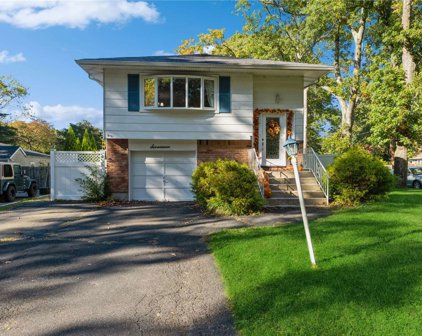 17 Edgewood Avenue, Nesconset