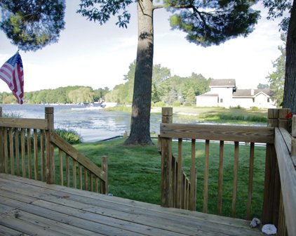 9548 N Lakeshore Drive, Pentwater