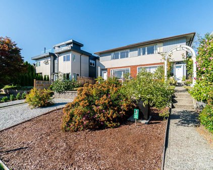 226-228 W 5th Street, North Vancouver