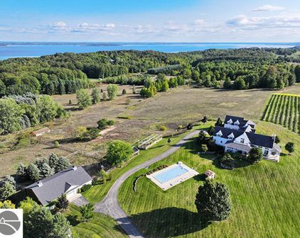 10292 E Fort Road, Suttons Bay