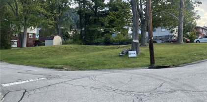 306 Interlaken Dr, Monroeville