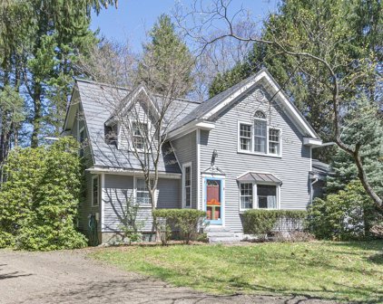 8 Hayward Rd, Wayland