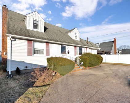 87 Woodward Parkway, Farmingdale