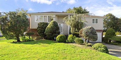 122 Hayrick Lane, Commack