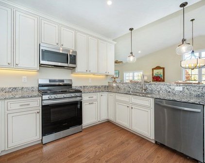 66 Park Hill Ave Unit 18LR, Millbury