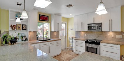 827 N Highland Dr, Hollywood