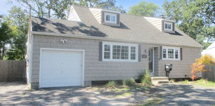 282 Maple Avenue, Smithtown