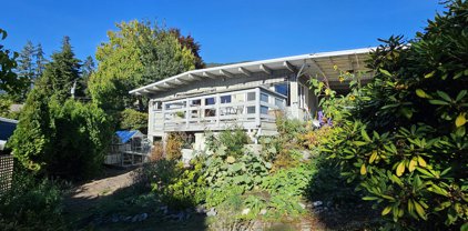 803 Crystal Court, North Vancouver