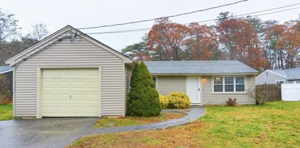14 Pine Tree Dr, Middleboro