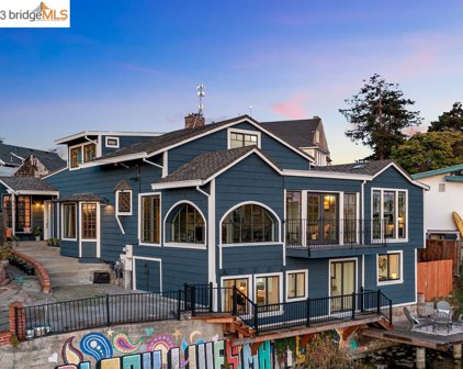 862 Walnut St, Alameda