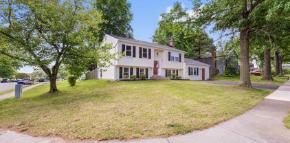 1008 Pembrook St, Herndon