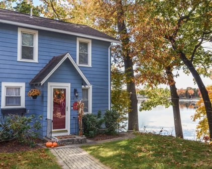 84 Lakeside Dr, Shrewsbury