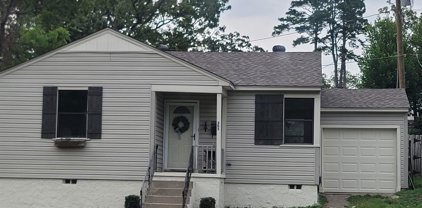 305 Englewood Road, Cammack Village