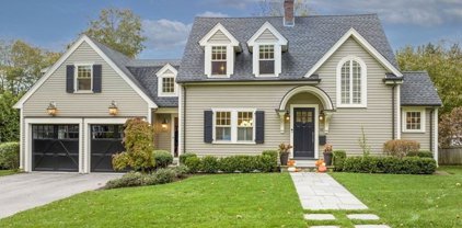 16 Clifton Rd, Wellesley