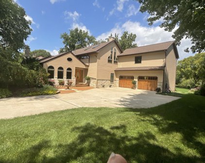 8S321 Barnes Road, Aurora