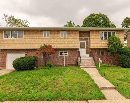 330 S 1st Street, Lindenhurst