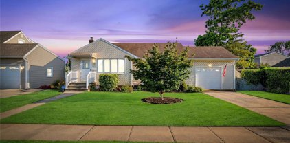 9 Greenbriar Lane, Hicksville