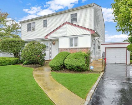 11 Wendy Lane, Massapequa Park
