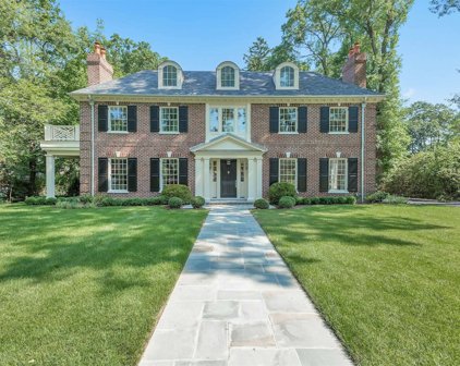 107 Colonial Parkway, Manhasset