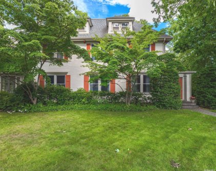 15 Terrell Avenue, Rockville Centre