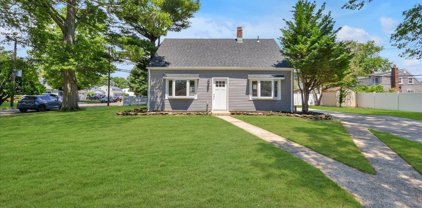 17 Clover Lane, Levittown
