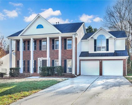 9106 Torrence Crossing  Drive, Huntersville