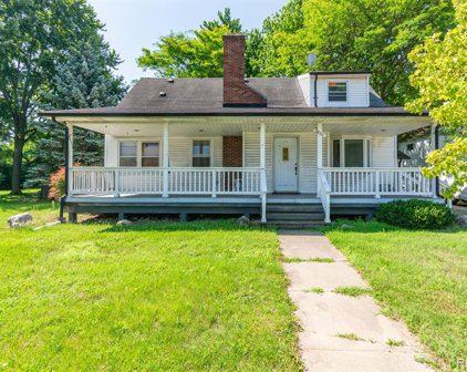 5600 15 MILE, Sterling Heights