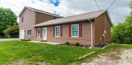 697 Broad Ln, Falling Waters