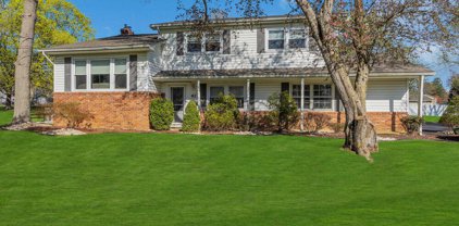 82 Kings Way, Freehold