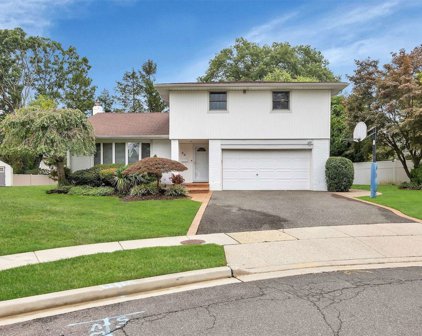 34 Robin Court, Plainview
