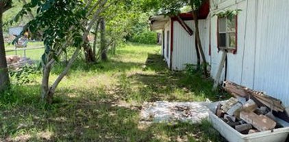 712 Devine Dr, Devine