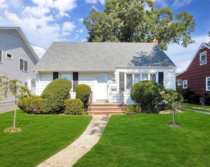 202 Elsie Avenue, Merrick