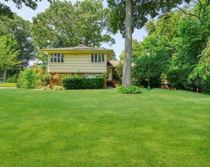 2 Scott Pl, Glen Cove