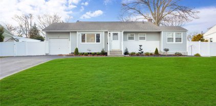 4 Apple Lane, Commack
