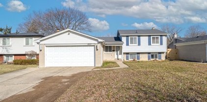 8827 DILL, Sterling Heights