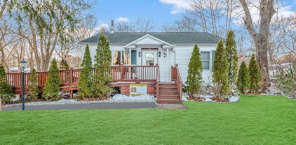 306 Wading River Road, Manorville