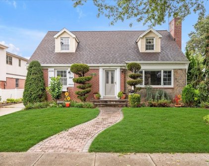 43 Iris Lane, New Hyde Park