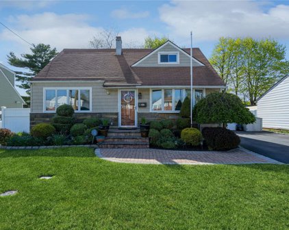 4 Liberty Avenue, Hicksville